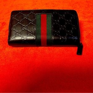Authentic Black leather Gucci Wallet with zipper closure